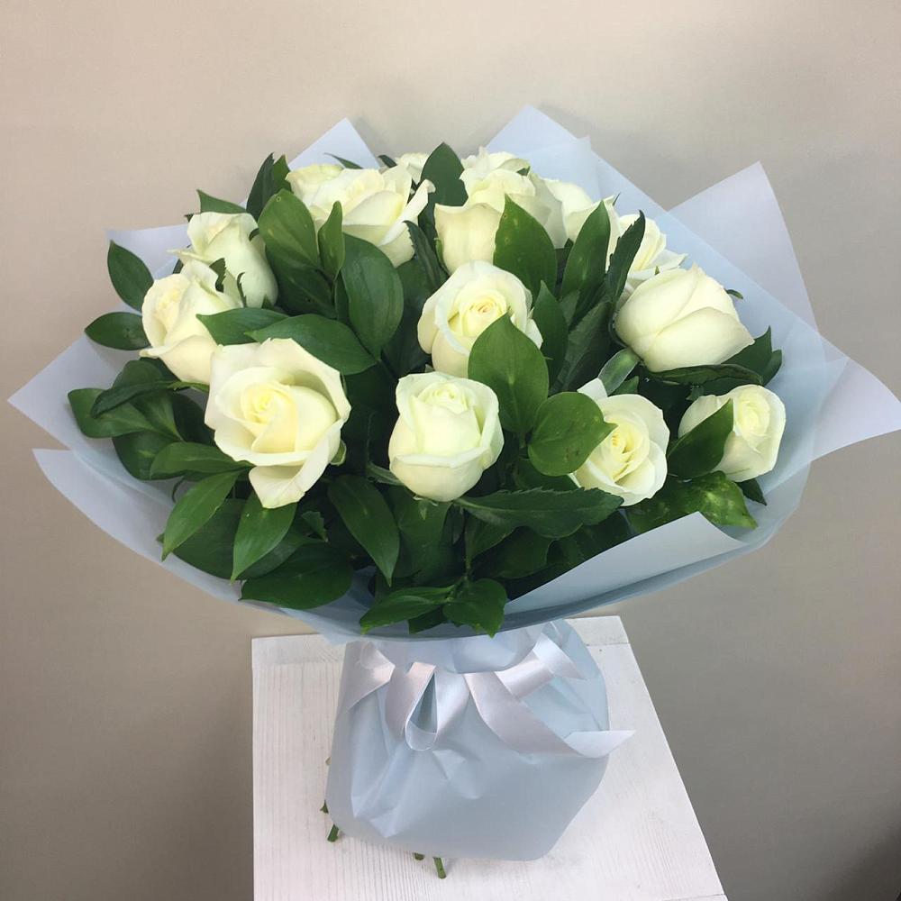 Букет 15 Белых роз Проуд в Виллози