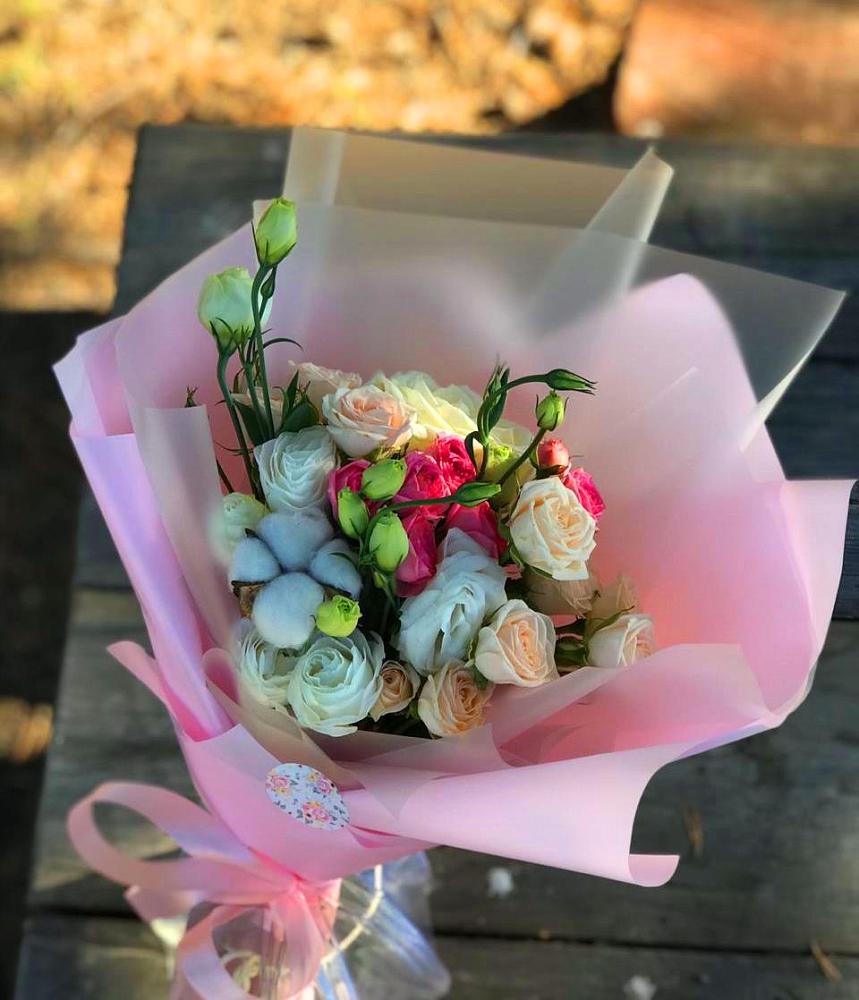 Букет цветов из: Розы и Лизиантусы в Виллози