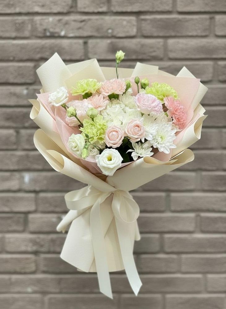 Букет цветов из: Гвоздики, Розы, Лизиантусы и Хризантемы в Виллози