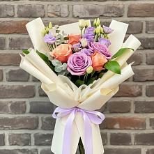 Букет цветов из:  Лизиантусы и Розы в Виллози