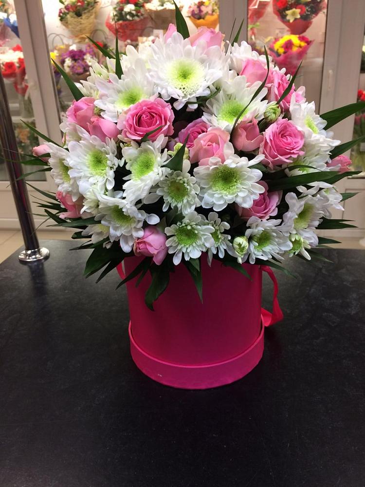 Цветочная композиция из Розы и Хризантемы в шляпной коробке в Виллози