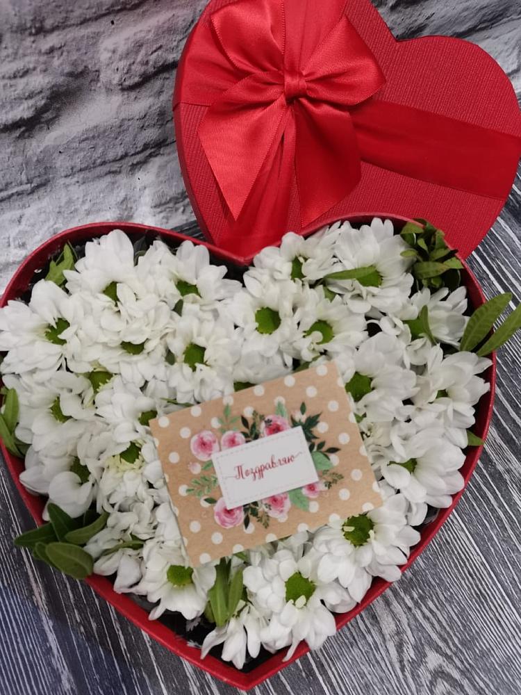 Цветочная композиция из Хризантемы в виде сердца в Виллози