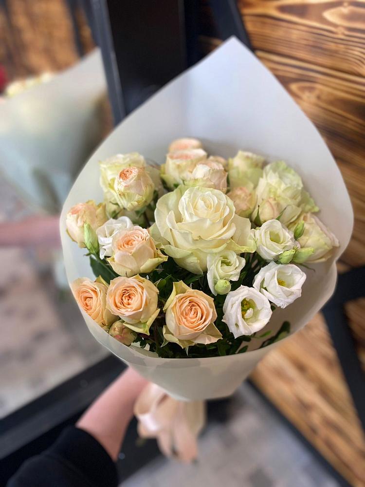 Букет цветов из: Розы и Лизиантусы в Виллози